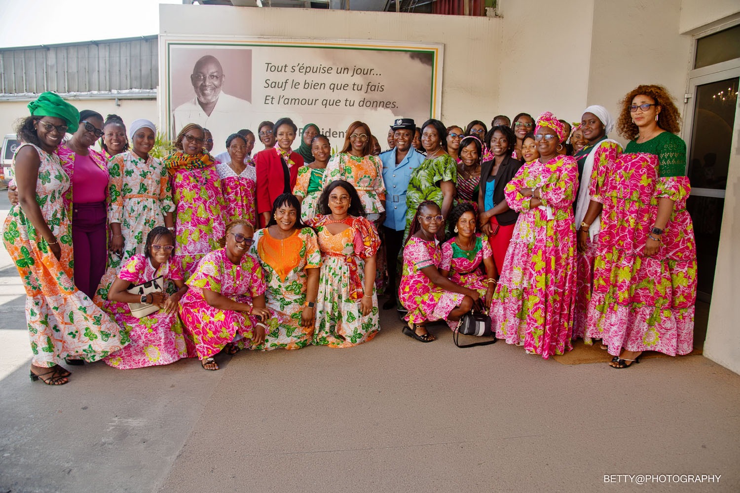 Photo de groupe finale avec les participantes, Conférence sur les droits de succession des femmes en Côte d'Ivoire organisée par IVOSEP, mars 2025 